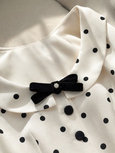Blusa Vintage Blanca de Terciopelo con Lazo y Botones Delanteros, Cuello Peter Pan, Sin Mangas, con Peplum y Estampado de Puntos para Mujer, Estilo FIORA, ODM OEM - Product Image 5