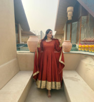 Traje Anarkali Tradicional para Fiesta, Colección Festiva, Estilo Moderno, Crepé de Seda, Corte Entallado, Ropa Elegante para Bodas y Fiestas