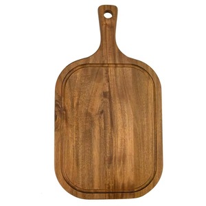 Planche à découper rectangulaire en bois naturel avec poignée intégrée et trou de suspension, écologique, passe au lave-vaisselle, REHMAN CRAFT - Product Image 1