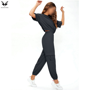 Conjunto deportivo de dos piezas para mujer, top corto y pantalones jogger, ideal para viajes, descanso y ejercicio. - Product Image 4