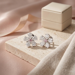 Pendientes de Flor con Diamantes Blancos y Rosados en Oro Blanco - Diseño Floral con Racimo de Pétalos en Forma de Pera, Regalo para Mujer - Product Image 2
