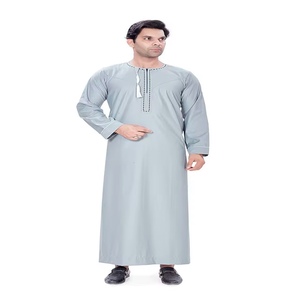 เสื้อคลุมโอมาเนียนสีเทาอ่อนสำหรับผู้ชาย AL ARAB พร้อมลายปักที่คอเสื้อและพู่ตกแต่ง แขนยาว แบบดั้งเดิมของชาวอาหรับ - Product Image 1