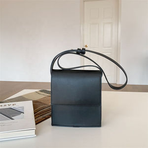 Sac bandoulière unisexe en cuir véritable avec logo personnalisé, sac à rabat pour poitrine, idéal pour l'extérieur - Product Image 4