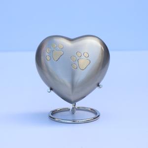 โกศทองเหลืองคุณภาพสูงสำหรับใส่เถ้ากระดูกสัตว์เลี้ยง รูปหัวใจสลักลาย โกศเผาศพสัตว์เลี้ยง รูปหัวใจทองเหลือง/ดีบุก ทำด้วยมือ โกศรูปอุ้งเท้าสัตว์เลี้ยง - Product Image 3