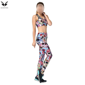 Conjunto de yoga de 2 piezas para mujer con estampado de calavera, leggings de cintura alta y top corto racerback, transpirable, de elastano y poliéster, para entrenamiento. - Product Image 4