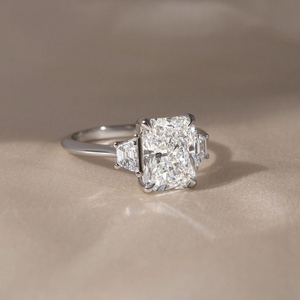 แหวนหมั้นมอสซาไนต์ทรงเรเดียนท์คัทสุดหรู ทองคำแท้ 14K แหวนเจ้าสาวแบบสามเม็ดเพชร ขายส่ง - Product Image 2