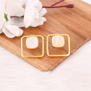 Boucles d'oreilles pendantes en laiton plaqué or avec nacre naturelle, bijoux tendance faits à la main pour femmes - Product Image 2