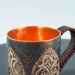 Mug en cuivre martelé à la main gravé, avec poignée tressée, 400 ml, écologique, anti-fuite, style vintage, pour bar et maison, vente en gros - Product Image 5