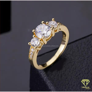 Anillo de tres piedras de plata 925 con diamante cultivado en laboratorio, tono dorado, joyería elegante para compradores mayoristas. - Product Image 4