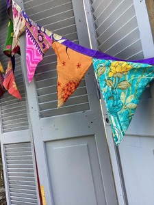 Guirnalda de Banderines Triangulares de Tela Multicolor, Decorativa, para Colgar en el Hogar y Eventos - Product Image 3