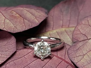 Anillo de Diamantes al por Mayor con Detalles de Zafiro Blanco para Aniversario y Propuesta, Disponible a un Precio Razonable - Product Image 2