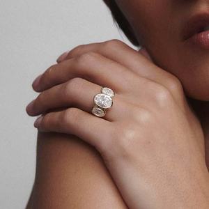 Bague à trois pierres serties clos en diamant ovale de 2,01 carats, cultivé en laboratoire, en or jaune 14 carats, cadeau de fiançailles ou de mariage unisexe - Product Image 3