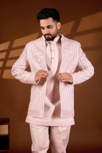 Blazer Jodhpuri para Hombre en Cuarzo Rosa con Diseño de Ondas Lineales, Base TR Lachko con Codificación de Cuentas Multitamaño y Lentejuelas para Bodas y Fiestas - Product Image 4