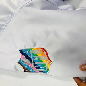 เสื้อแจ็คเก็ตวาร์ซิตี้ผ้าฝ้าย 100% กันลม ปักโลโก้ด้านหน้าตามสั่ง พร้อมชื่อและหมายเลข รับผลิตแบบ OEM/ODM สำหรับการสั่งซื้อจำนวนมาก - Product Image 4