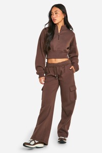 Sudadera corta de invierno para mujer, marrón, de tejido grueso y transpirable, con cremallera de un cuarto, y pantalones cargo a juego de largo completo. - Product Image 4