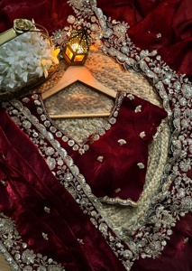 Sari de chifón satinado de aspecto elegante y muy suave con hermosos detalles de cuentas reales y blusa de satén con trabajo de cuentas. - Product Image 2