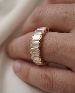 Anillo de Eternidad para Hombre con Diamante Cultivado en Laboratorio de Corte Esmeralda de 4.8ct, Oro Amarillo de 18K, Engaste Completo en Bisel, 11g, Anillo de Lujo con Certificado IGI - Product Image 4