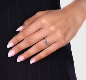 Anillo de Compromiso con Diamante Cultivado en Laboratorio, Corte Princesa, Color E, Claridad VS1, 3.35CT, con Piedras Laterales en Forma de Pera, en Oro Blanco de 14K, Precio de Fábrica - Product Image 5