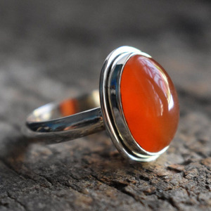 Anillo de Cornalina con Corte Ovalado, Engaste de Bisel, Anillo Clásico Unisex para Navidad/Día de San Valentín - Product Image 1