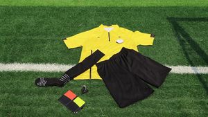 Kit de Árbitro de Fútbol, Camiseta de Árbitro de Fútbol, Pantalones Cortos, Calcetines de Árbitro, Silbato, Tarjeta Roja y Amarilla para Hombre y Mujer, Disfraz de Halloween - Product Image 2