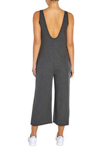 จั๊มสูทกีฬาผู้หญิง OEM แบบเป็นมิตรต่อสิ่งแวดล้อม ผลิตจากผ้าสแปนเด็กซ์/ไนลอน ทรงเปิดหลัง สีเทาเข้ม แขนกุด คอกว้าง ขากว้าง ทรงครอป - Product Image 2