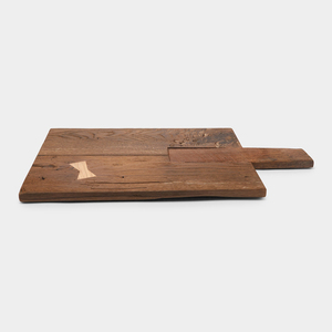 Planche à découper en bois avec incrustations géométriques artisanales, détail de joint papillon léger et poignée supérieure distinctive - Product Image 3