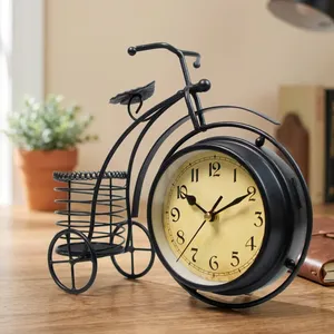 Horloge de bureau moderne en métal, design circulaire, mouvement à quartz électrique, finition dorée, cadre noir, cadran crème, fonction snooze - Product Image 1