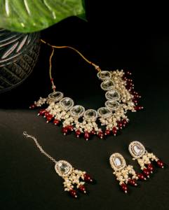 Ensemble de bijoux ethniques traditionnels Lucentarts en or pour femmes, collier et boucles d'oreilles pendantes en perles bordeaux foncé, pour mariée et mariage - Product Image 2