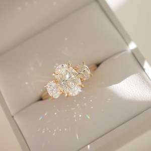 Anillo de Compromiso de Tres Piedras, 3.0 CTW, Corte Ovalado, Moissanita, Oro Sólido de 14K, Anillo de Propuesta de Matrimonio para Ella - Product Image 2