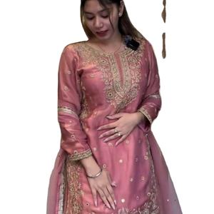 Salwar Kameez de Georgette de Seda de Primera Calidad Estilo Teej con Piel Sintética Multicolor Sin Costuras para Fiestas de Invierno - Product Image 1