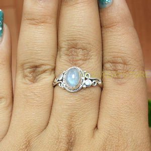 Anillo Hecho a Mano de Plata de Ley 925 con Piedra Lunar Arcoíris Natural |   Anillo con Gema Cabujón Engastada en Bisel |   Joyería de Plata para Mujer - Product Image 5