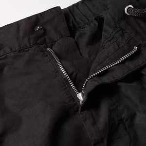 Shorts cargo pour homme, couleur unie, taille mi-haute, cordon de serrage, taille élastique, tissu en toile respirant, style décontracté, noir, poches, logo sur le devant - Product Image 2