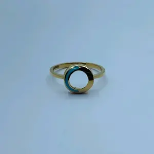 Bague minimaliste en or avec turquoise et émail noir, centre circulaire ouvert, bijou géométrique moderne et audacieux - Product Image 1