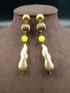 ต่างหูทองเหลืองชุบทองประดับมุกเทียมรูปโบว์สไตล์คลาสสิกจาก Amaira Jewels เหมาะสำหรับงานแต่งงาน - Product Image 2