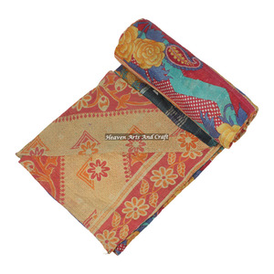 Colcha Kantha de Diseño Artesanal, Hermosa Cubrecama con Estampado Floral, Colcha India Reversible Cosida a Mano, Manta Pesada de Sari Antiguo - Product Image 1