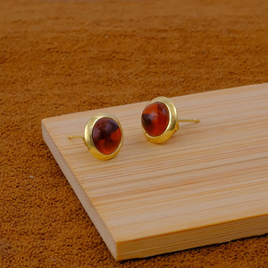 Pendientes de tuerca solitarios de granate Hassonite, chapados en oro, hechos a mano, con cabujón de piedra preciosa redonda, joyería de latón R - Product Image 2