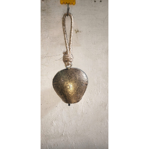 Campanas de vaca rústicas vintage para colgar en Navidad con cuerda de yute, acabado de latón antiguo hecho a mano, campana decorativa de metal con relieve floral - Product Image 2