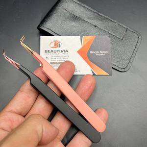 Pince à cils personnalisée à 90 et 45 degrés pince à épiler d'extension de cils en acier durable à revêtement de couleur avec pochette en cuir et logo gravé - Product Image 1