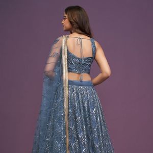 Ensemble Lehenga Choli Premium en Tissu Filet avec Broderie Zari et Paillettes, et Travaux de Miroir Authentiques, Séchage Rapide, pour Été/Hiver, Tenue de Créateur pour Mariage et Fêtes - Product Image 4