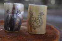 Mug en corne sculptée écologique style viking nordique, motif Yggdrasil, corne de bœuf naturelle, style médiéval, tasse à bière de mariage, coffret cadeau