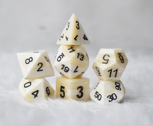 Juego de dados de hueso natural pulido de color crema, caras numeradas tradicionales, cubos duraderos hechos a mano para juegos de mesa - Product Image 4