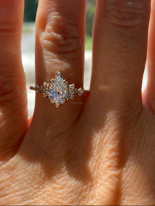 Anillo de Diamantes con Corte de Pera y Diamantes Laterales en Oro Blanco, Elegante Anillo de Compromiso con Halo para Mujer, Joyería Nupcial de Lujo - Product Image 5
