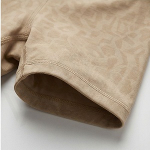 Ensemble de yoga conçu avec un soutien-gorge court, vêtements de sport de haute qualité, respirants, pour la gym et le fitness - Product Image 6