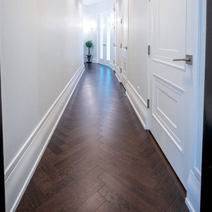 Suelo de Madera de Roble Blanco en Chevron, 15 mm, Superficie Lisa, Diseño Moderno, Aplicación en Pasillos - Product Image 1