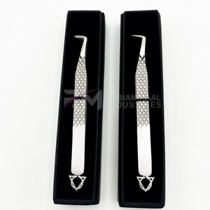 Pinzas Curvas Profesionales para Pestañas RMI de Acero Inoxidable de Alta Calidad con Mango de Agarre de Diamante, Acabado Plateado, Herramienta para Extensión de Pestañas - Product Image 3