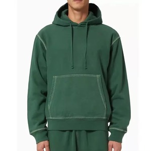 Sweat à capuche d'hiver noir personnalisé, coupe ajustée, avec broderie contrastante - Product Image 4