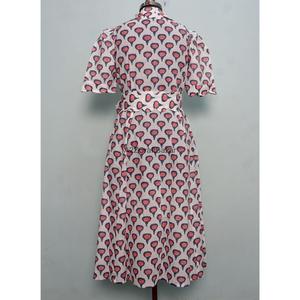Robe midi décontractée avec col en V, manches courtes, design en A, ceinture à nouer, boutons décoratifs, tissu en coton respirant, pour un usage quotidien, pour femmes - Product Image 3
