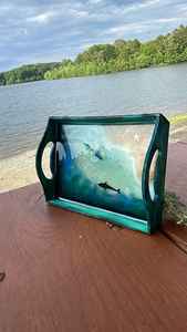 Bandeja de resina con diseño de tiburón, estilo costero, con asa de madera, para servir o decorar. - Product Image 5