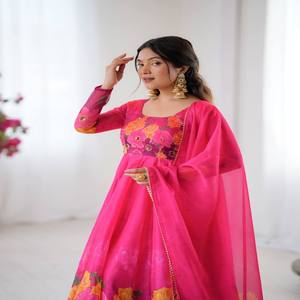 Vestido de Fiesta VASTRA COTTAGE de Organza y Seda Taby con Dupatta y Pantalón, Estampado Digital, Trabajo a Mano, Corte Amplio, Prenda Étnica Cosida - Product Image 2