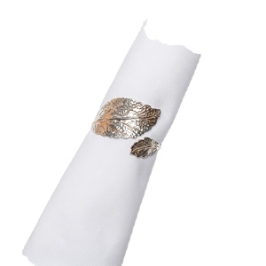 Anneaux de serviette élégants en forme de feuille métallique, dorés et argentés, pour la décoration de table de mariage, banquet ou fête. - Product Image 1